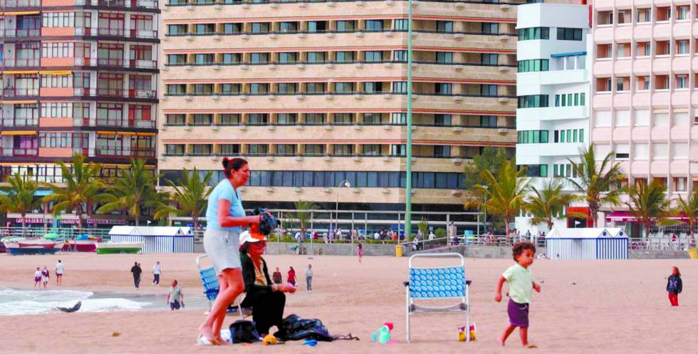 Turistas en la playa de Las Canteras en Las Palmas de Gran Canaria, en enero de 2023.