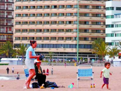 Turistas en la playa de Las Canteras en Las Palmas de Gran Canaria.