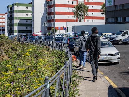 Menores migrantes por las calles de Tenerife.