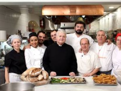 El cura Luis Lezama, con parte de su equipo de cocina.