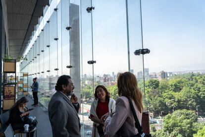 Los asistentes al foro conviven en la terraza.