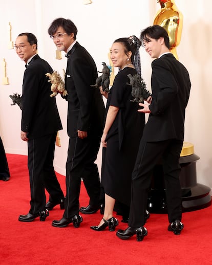 De izquierda a derecha, Masaki Takahashi, Takashi Yamazaki, Kiyoko Shibuya y Tatsuji Nojima, que representan a la película 'Godzilla: Minus One'. La película ganó el Oscar en la categoría de mejores efectos visuales. Todos ellos acudieron de negro, con pequeñas figuras de Godzilla en la mano y zapatos con las garras del monstruo en el tacón.
