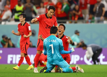 Jugadores coreanos celebrando la clasificación de su selección a los octavos de final del Mundial de Qatar.