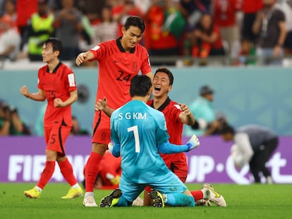 Kim Seung-gyu, Jung Woo-young y Cho Yu-min celebran el pase de Corea del Sur a octavos del Mundial, el viernes en el estadio Al Rayyan.