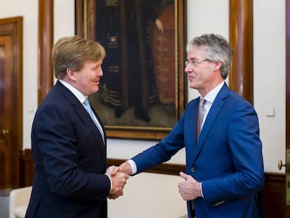 Guillermo de Holanda junto a Arie Slob, ministro holandés de Educación.