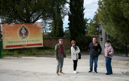 Vecinos de la urbanización de Los Cortijos, en Sevilla la Nueva, frente a los terrenos de los Heraldos del Evangelio.