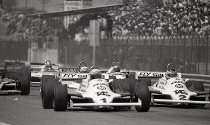 La parrilla de salida, con los Williams de Alan Jones, número 1, y Carlos Reuteman, número 2. Eran los grandes favoritos de la prueba. La rivalidad entre ambos pilotos era tan intensa que ya les había costado el campeonato el anterior. Jacques Laffite, de Talbot, se había hecho con la ‘pole position’ por delante de Jones, que saldría segundo, y Carlos Reutemann, tercero. La primera parte de la prueba fue una demostración de Jones que se colocó en cabeza las primeras 14 vueltas, pero al doblar al chileno Eliseo Salazar, último en ese momento, se salió de pista. Perdió la posibilidad de ganar, pero volvió a la carrera, acabando séptimo en una demostración de pilotaje.