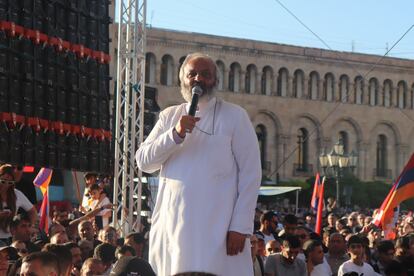 Bagrat Galstanián arzobispo de la región armenia de Tavush