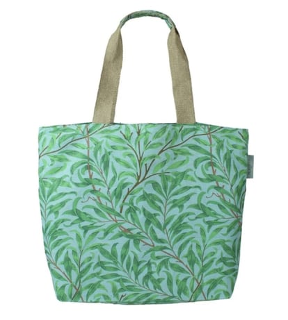 
Gancedo propone su colección cápsula de bolsos Morris & Co. para esta fecha. Los patrones icónicos de William Morris evocan a un paisaje de la campiña inglesa. Precio: 86 euros. 