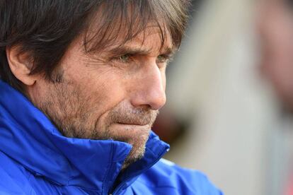 Antonio Conte antes de empezar un partido de Premier entre Chelsea y Southampton.