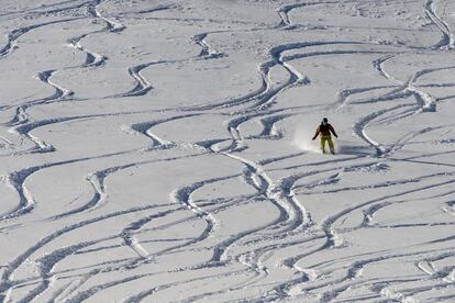 Un esquiador disfruta del comienzo de la temporada en Glacier 3000 en lo alto de Les Diablerets en los Alpes suizos. La temporada de esquí comienza este fin de semana en la mayor parte de las estaciones de los alpes suizos.