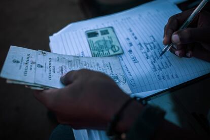 Un encuestador del  Centro de Investigación en Salud de Manhiça (CISM) toma nota de los nombres y documentos de identidad del señor Sande y su familia. Estos encuestadores están recorriendo las casas de Mopeia para explicar a los vecinos en qué consiste el ensayo clínico que quieren llevar a cabo. Se trata de utilizar ivermectina, un fármaco muy frecuente en el tratamiento de enfermedades parasitarias, para matar mosquitos. ¿Cómo? Suministrándolo a la población sana de tal manera que, cuando el mosquito les pique, lo envenenen, muera y este ya no pueda infectar a nadie más. 