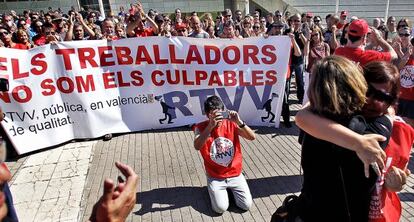 Concentración de trabajadores de RTVV ante la sede de Canal 9 en Burjassot.