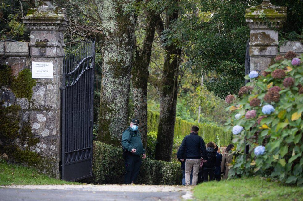 Entrada de la comitiva judicial al Pazo de Meirás, este miércoles. 