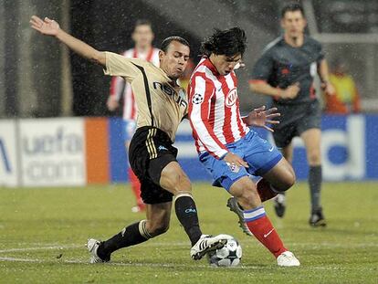 Agüero no puede eludir el cruce de Zubar.