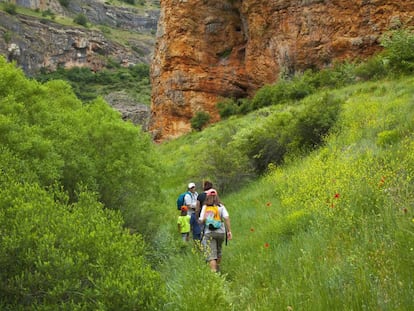 Unos excursionistas en el cañón de Caracena, en la provincia de Soria.