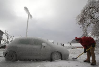 Unos 250.000 eslovenos, una cuarta parte de la población del país, no tiene suministro eléctrico debido a los daños provocados por la tormenta que ha afectado al país durante el fin de semana. En la imagen, un hombre quita el hielo cerca de un vehículo en Postojna (Eslovenia).