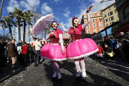 Um casal de bailarinos disfarçados percorre as ruas de Nice, França, durante o desfile de carnaval.