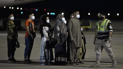 Refugiados afganos procedente de Islamabad, en la base aérea Torrejón de Ardoz