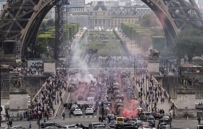 Manifestación de taxistas franceses, a los pies de la Torre Eiffel, en 2019.
