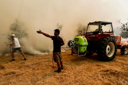 Varias personas luchan contra las llamas, en Santa Comba (Portugal).