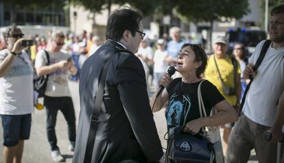 Activistas protestan en contra de la subasta de pisos en el polígono Pedrosa de l'Hospitalet de Llobregat.