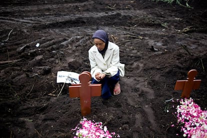 Una mujer reza delante de la tumba de una de las víctimas del volcán Merapi, en la localidad de Umbulhardjo, Sleman, Indonesia.