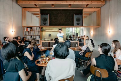 La clientela de migas, bar de alta fidelidad en Berlín, durante la audición de un vinilo del cantautor italiano Fabrizio De André