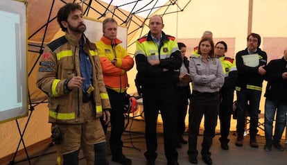 Bomberos y Mossos en el Centro de Mando Avanzado de La Canonja.