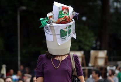 Una manifestante lleva un cubo de basura sobre su cabeza en una manifestación en contra del recién nombrado presidente de Brasil, Michel Temer, en São Paulo (Brasil).