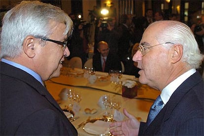 Joan Clos, ministro de Industria, junto a Rafael Miranda, consejero delegado de Endesa ayer, en el Club de la Energía.