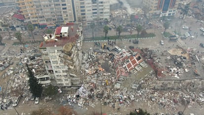 Edificios destruidos tras el terremoto en la ciudad turca de  Kahramanmaras. 