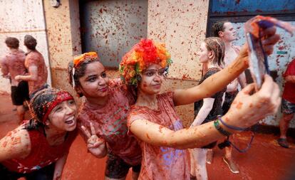 Tres mujeres se fotografían durante la fiesta, el 29 de agosto de 2018, en Buñol.