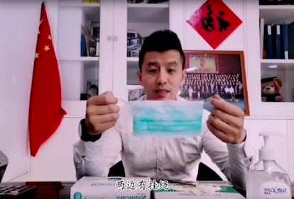 El empresario chino Jonhi Zang, afincado en Barcelona, mostrando una mascarilla sanitaria.