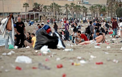 Aspecto de la playa de la Barceloneta poco antes de comenzar los trabajos de limpieza de las playas tras la verbena de Sant Joan.