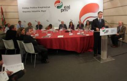 El presidente del PNV, Iñigo Urkullu, explica su programa económico respaldado por todos sus portavoces y ejecutiva