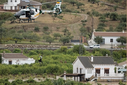 Agentes de la Guardia Civil rescatan con un helicóptero a varios vecinos afectados por la dana.