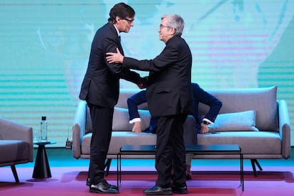 El presidente de la Generalitat, Salvador Illa, saluda al presidente de la Conferencia Episcopal, Luis Argüello, este miércoles en Madrid.  