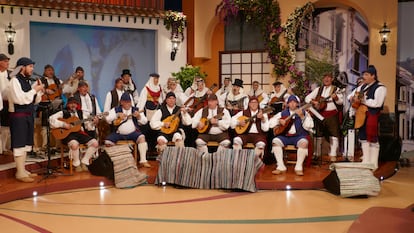 La Agrupación Folclórica Alfaguara (de La Palma), durante la grabación de 'Tenderete' en abril de 2019.