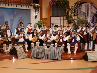 La Agrupación Folclórica Alfaguara (de La Palma), durante la grabación de 'Tenderete' en abril de 2019.