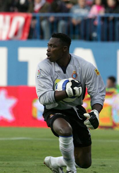 Kameni mira a quién pasar el balón tras blocarlo.