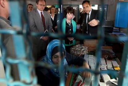 Catherine Ashton visita el centro de distribución de ayuda de la ONU en el campamento de refugiados de Jabaliya, al este de Gaza.