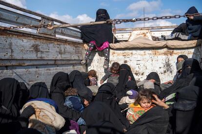 Mujeres y niños desplazados de Deir Ezzor esperan en la parte trasera de un camión después de la huida del Estado Islámico, cerca de Baghuz, al este de Siria. Más de cuatro años después de que los extremistas declararan un "califato" en gran parte de Siria y el vecino Irak, varias ofensivas han reducido ese protoestado hasta convertirse en una pequeña resistencia.