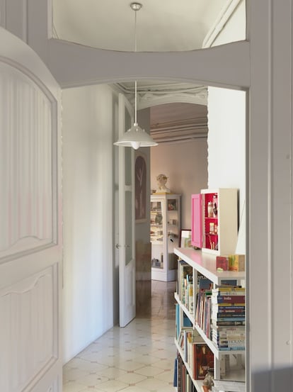 Detalle de la decoración de la casa, un espacio repleto de libros, obras de arte y recuerdos familiares.
