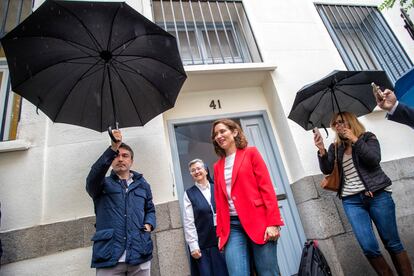 La candidata a la presidencia de la Comunidad de Madrid, Isabel Díaz Ayuso, tras votar en el colegio la Inmaculada-Marillac.