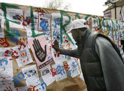 Un inmigrante participa en un acto antirracista en Barcelona en el que los ciudadanos pusieron su mano en un muro alzado simbólicamente contra la xenofobia.