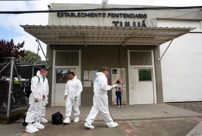 Expertos forenses llegan a la cárcel de Tuluá, en el departamento de Valle del Cauca, la mañana del 28 de junio de 2022.