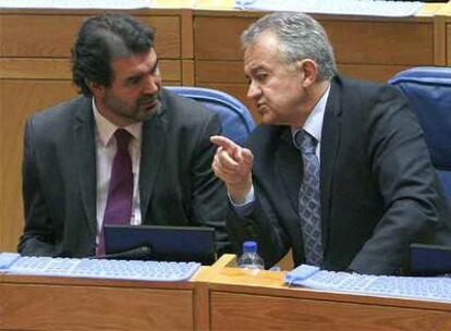 Anxo Quintana y José Luis Méndez conversan durante el pleno de ayer.