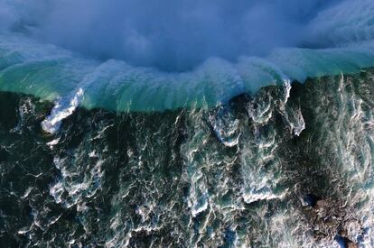 Las fotografías más conocidas de las cataratas del Niagara, en la frontera entre Estados Unidos y Canadá, suelen mostrar los barcos turísticos acercándose lo más que pueden a la cortina de agua entre fabulosas nubes de agua. Aquí nos situamos justo encima del salto donde el agua se precipita unos 60 metros abajo. Las cascadas se extienden a lo ancho de 945 metros.