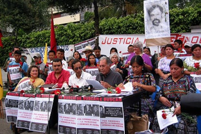 Los participantes en la marcha, durante la lectura de un manifiesto.